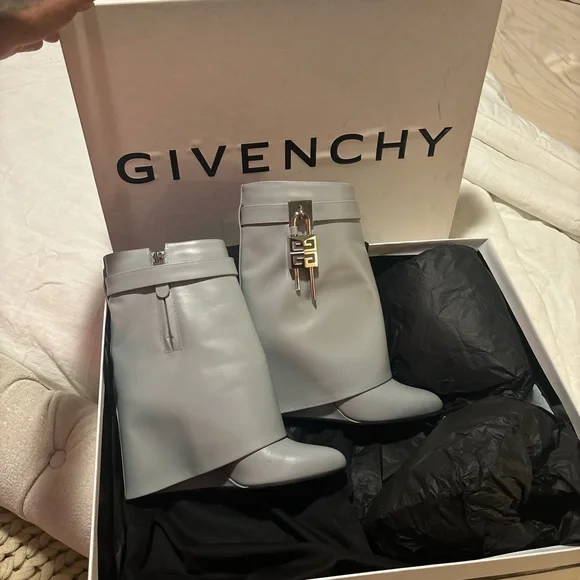 Stylish Gray Leather Boots with Buckle - Picture 5 of 5